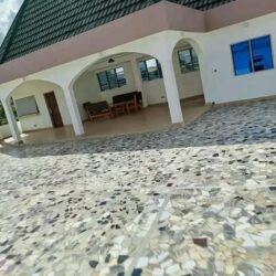 Nous mettons en location un joli studio meublé climatisé haut standing à Calavi zone proche d'Arconville. Le studio donne accès à une grande terrasse et dispose d'un Tv Canal +, Wifi.