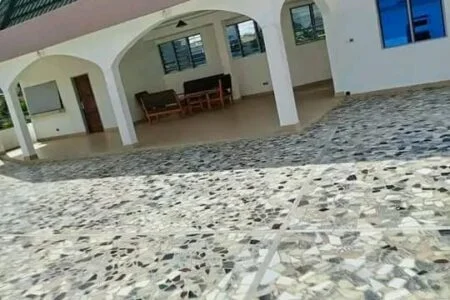 Nous mettons en location un joli studio meublé climatisé haut standing à Calavi zone proche d'Arconville. Le studio donne accès à une grande terrasse et dispose d'un Tv Canal +, Wifi.
