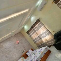 Nous mettons en location un joli studio meublé climatisé haut standing à Calavi zone proche d'Arconville. Le studio donne accès à une grande terrasse et dispose d'un Tv Canal +, Wifi.