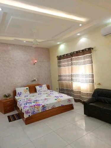 Nous mettons en location un joli studio meublé climatisé haut standing à Calavi zone proche d'Arconville. Le studio donne accès à une grande terrasse et dispose d'un Tv Canal +, Wifi.