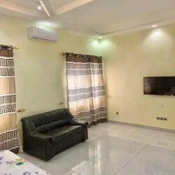 Nous mettons en location un joli studio meublé climatisé haut standing à Calavi zone proche d'Arconville. Le studio donne accès à une grande terrasse et dispose d'un Tv Canal +, Wifi.