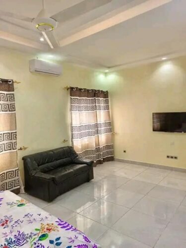 Nous mettons en location un joli studio meublé climatisé haut standing à Calavi zone proche d'Arconville. Le studio donne accès à une grande terrasse et dispose d'un Tv Canal +, Wifi.