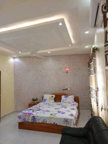 Nous mettons en location un joli studio meublé climatisé haut standing à Calavi zone proche d'Arconville. Le studio donne accès à une grande terrasse et dispose d'un Tv Canal +, Wifi.