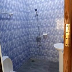 Nous mettons en location un joli studio meublé climatisé haut standing à Calavi zone proche d'Arconville. Le studio donne accès à une grande terrasse et dispose d'un Tv Canal +, Wifi.